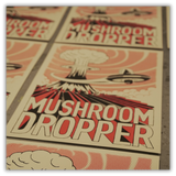 MUSHROOM DROPPER (HANDGEMAAKTE ZEEFDRUK POSTER)